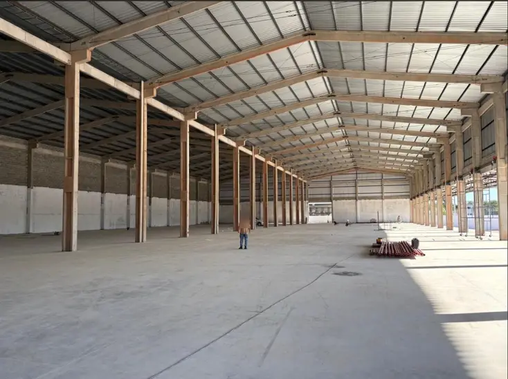 Interior de galpão logístico com pórticos pré-moldados